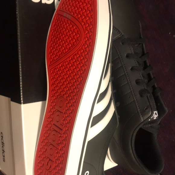 ADIDAS SHOE NEW IN THE BOX - Picture 2 of 2